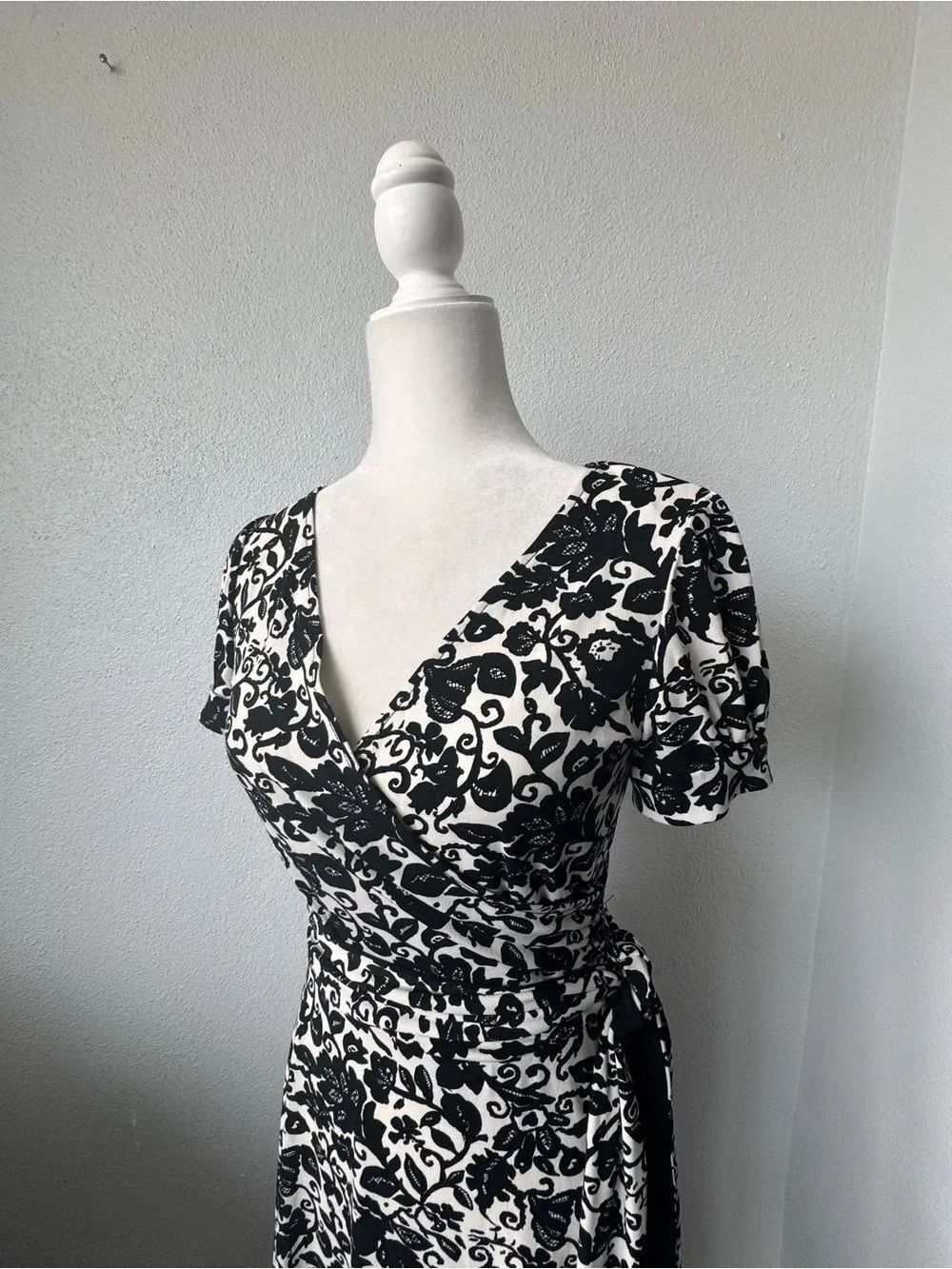 Donna Morgan Black and White Dress Floral Wrap Midi Knit SZ 6 - Picture 4 of 10